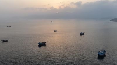 Iran strikes Gulf neighbours after new US attacks