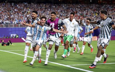 Alvarez's 112th-Minute Rocket Sends Champion Argentina Past Ten-Man Switzerland