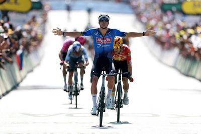 Late mechanical issue costs Tom Pidcock as Mathieu van der Poel surges to Tour de France stage nine victory