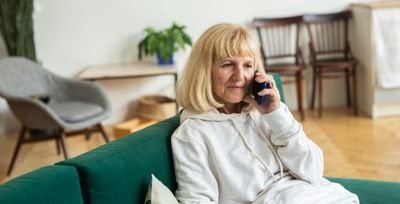Why Seniors Are Creating “Scam Scripts” Before Answering Unknown Calls