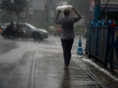 India's monsoon slips back into dry phase, pushing rainfall deficit up to 18%