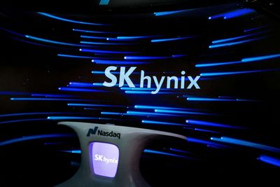 SK Hynix plunges after Nasdaq debut as memory chip euphoria cools