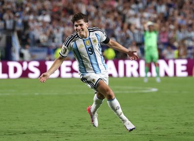 Arsenal pushing to sign World Cup star Julian Alvarez: report