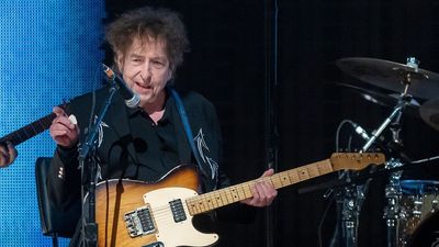 Bob Dylan debuts his third new guitarist in three weeks
