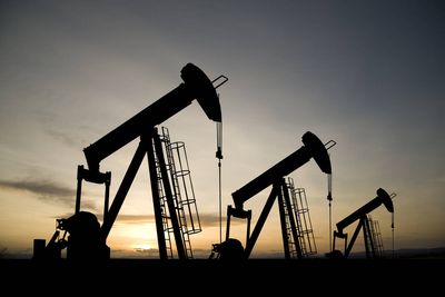 Oil climbs to one-month high as US, Iran step up attacks in Strait of Hormuz