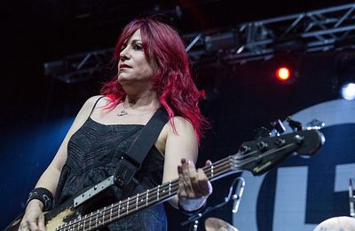 L7 rock star Jennifer Finch, 59, diagnosed with brain cancer