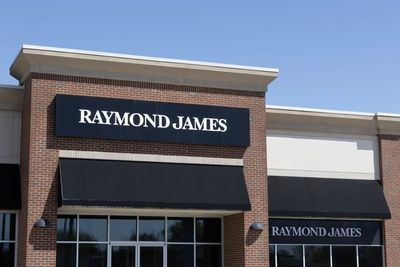 Why Investors Pay Premiums for Some Private Credit Lenders — And Deep Discounts for Others
