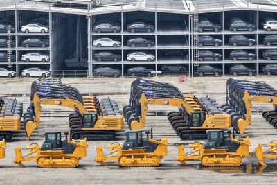 China's economy slows to 4.3% annual pace of growth in April-June