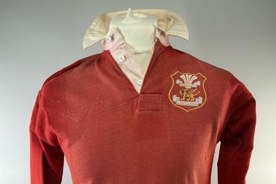 Llanelli rugby jersey from ‘incredible’ 1972 win over All Blacks to be auctioned