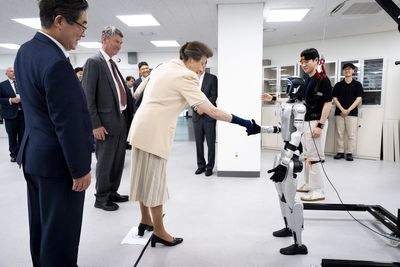 Anne’s royal encounter with humanoid robot on trip to South Korea