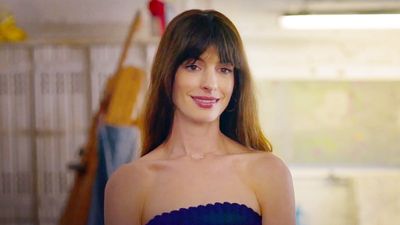 Anne Hathaway admits something on Late Night that left her ‘so shocked.’ Then turns to Seth Meyers for advice