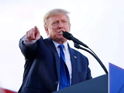 US President Donald Trump tells immigration agents to keep traffic stops despite killings