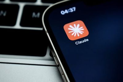 Anthropic Claude Traffic Skyrockets 500% to Outpace Smaller AI Rivals