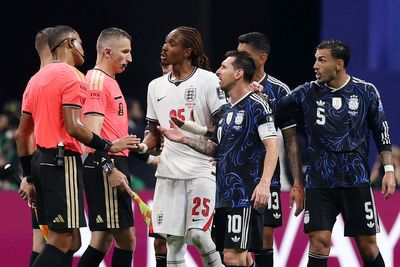 Anthony Barry outlines England’s half-time plan to overcome Argentina