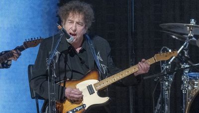 “Rock ’n’ roll is full of borderline despots”: Why does Bob Dylan get through so many guitarists?