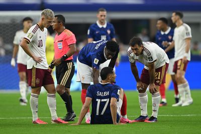 A Game-Ending Blow: France Defender William Saliba Leaves the Pitch After Experiencing a Non-Contact Back Injury