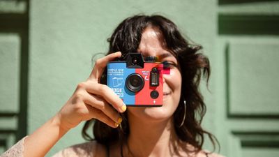 This US$35 pocketable film camera looks disposable, but it’s actually recycled, reloadable, and cuts film costs in half!