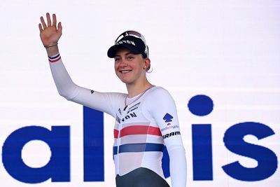 Baloise Ladies Tour: Zoe Bäckstedt powers to win on flat prologue