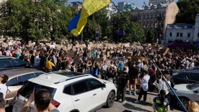 'Syrskyy go away': Hundreds protest in Kyiv as Zelenskyy ousts defence minister - Watch