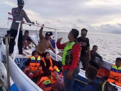 One dead, 24 missing after boat sinks in Indonesia, report rescuers