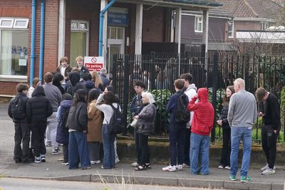 Teenagers should be offered meningitis B jab on NHS, Government advisers say