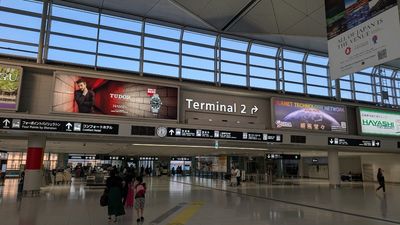 Woman claims she walks straight to her gate without going through TSA. Then calls people ‘slow’ for slamming her ‘airport hack’