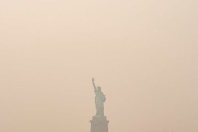Heavy smoke from wildfires is darkening skies from the US Midwest to the East Coast, in photos
