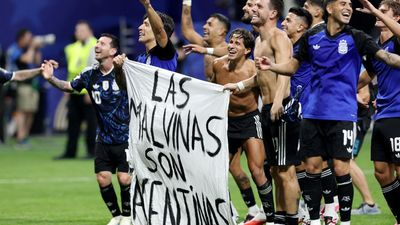 Buenos Aires locals support Argentine footballers over World Cup Falklands banner