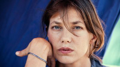 Jane Birkin's Characterful '90s Sofa is a Study in Bohemian Parisian Style Still Inspiring Us 36 Years Later