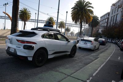San Francisco mayor calls for tighter self-driving cab regulations after Fourth of July chaos