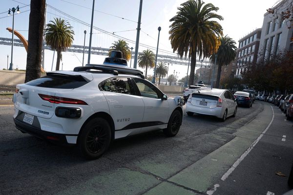 San Francisco mayor calls for tighter self-driving cab regulations after Fourth of July chaos