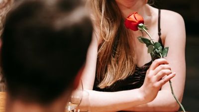 Woman goes to first Tinder date with a man. Then he sends her a set of rules that has her declaring him ‘painfully average’