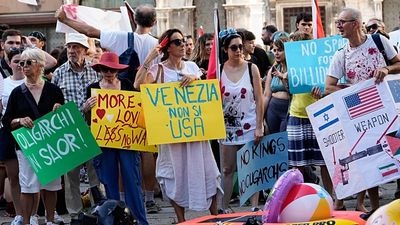 'Make America Read Again': Venice protesters greet US ambassador with protest signs