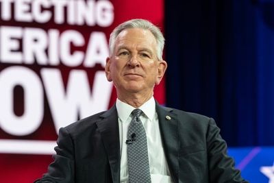 Senator Who Opposes Ban on Congress Trading Discloses First Trades of 2026: Here’s What He’s Selling
