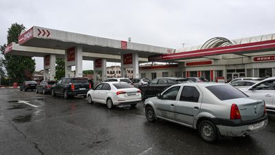 No fuel, no patience: Russians endure fuel shortages