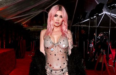 Megan Fox claps back at troll who criticised her sexy gothic photoshoot