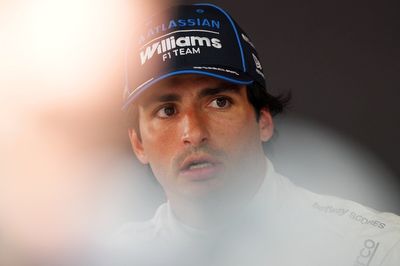 Carlos Sainz queries F1's support of 2026 rules after early simulations: "How can we even accept that?"