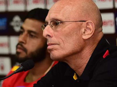 Constantine ranks Pele, Maradona and Ronaldinho above Messi; says Argentina play with 10 men without ball