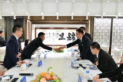 PM courts investors on China trip