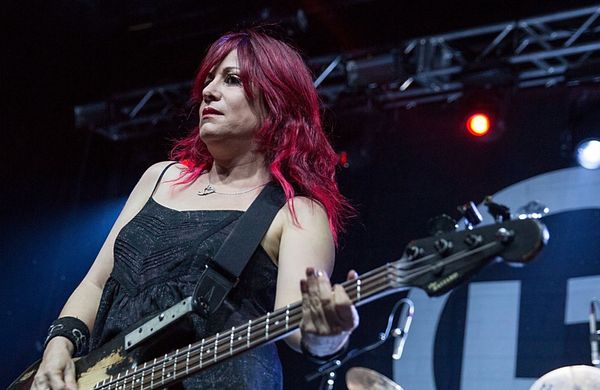 L7's Jennifer Finch dies