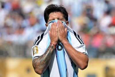 Lisandro Martinez: Manchester United dealt major injury blow as star limps off in World Cup final