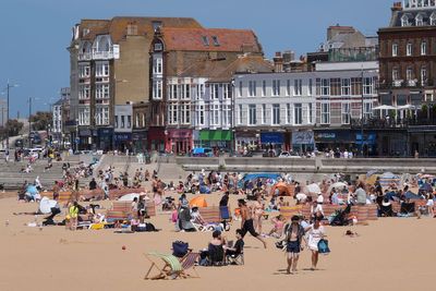 World Cup and heat ‘distract home buyers as average price tag falls by £3,832’