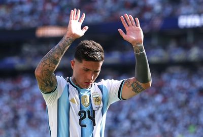 Enzo Fernandez reacts to World Cup final red card with gesture to Argentina fans