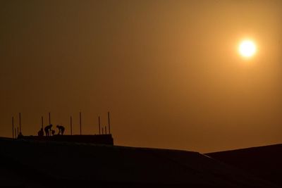 ‘When I get home, my whole body aches’: extreme heat saps health and wages of India’s poorest workers