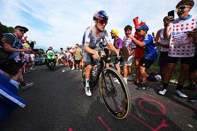Tom Pidcock fined 400CHF, docked 20 seconds, and eight KOM points on Tour de France stage 15