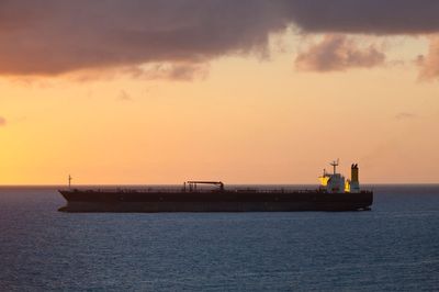 Oil prices surpass 90 dollars a barrel after fresh attacks in US-Iran war