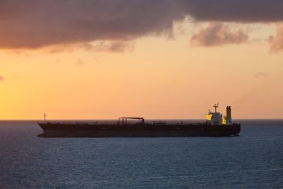 Oil prices surpass 90 dollars a barrel after fresh attacks in US-Iran war