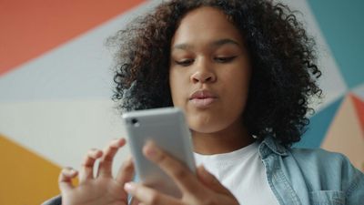 Mon ado est accro aux réseaux sociaux, comment l’aider?