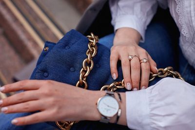 How to Wear Gold Jewelry This Summer: Top Summer Accessory Trends for Effortless Gold Jewelry Style