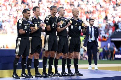 Watch as referee stands on tiptoes for World Cup group photo